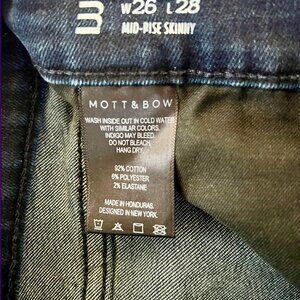 Mott & Bow Mid Rise Skinny Dark jeans- 26 x 28